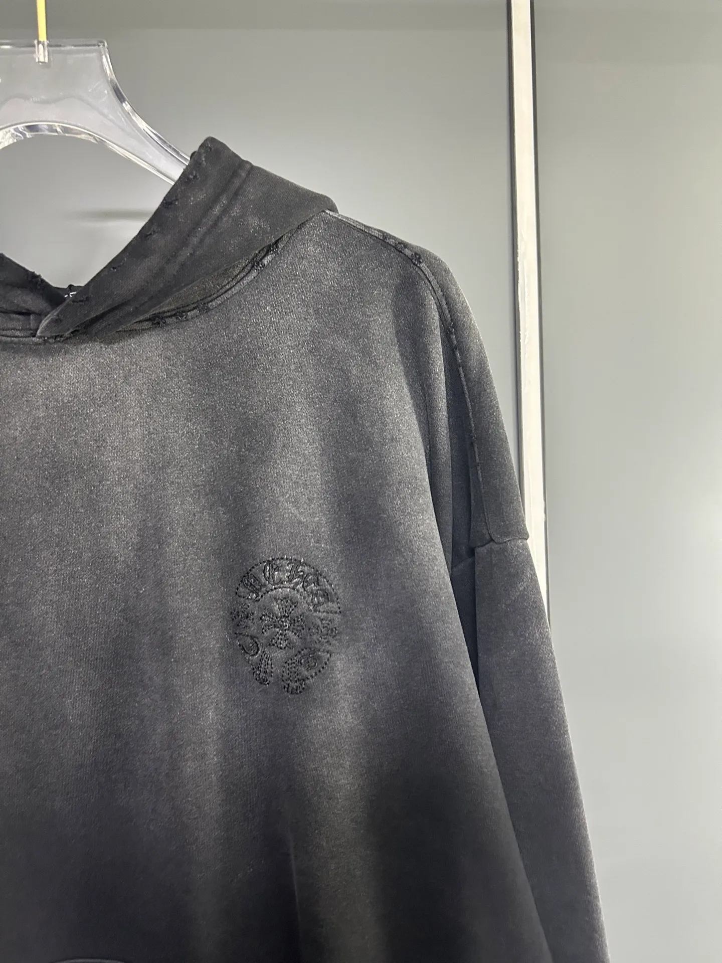 P310 𝗖𝗵𝗿𝗼𝗺𝗲 𝗛𝗲𝗮𝗿𝘁𝘀/Cro Heart 2025 Cross Patch Embroidery Summer New Original Single Counter American Acid Washed Distressed Laser Burnt Patch Embroidery Couple Casual Hooded Sweatshirt 👑The highest version! Customized fabric 440g tripe terry fabric! American acid-washed and distressed original fabric laser burnt ✟appliqué embroidery and exquisite embroidery of letters! The best-selling model at the counter. It is very comfortable to wear. It is low-key yet luxurious. It is very classy when worn. The large size and tailoring are needless to say. The upper body is exquisite and vivid. 👍High-end first-class materials. A truly palace-level product. The cotton from Turkey is of outstanding quality. After heavy washing, the clothes are very soft! Not picky, the upper body is absolutely stylish and extremely luxurious. Auxiliary materials: The original model has been authenticated and labeled ➕100% silk washed with water label. Genuine purchase-grade original hangtag➕matching hanging rope➕3D hanging beads➕original packaging bag. Craftsmanship: The original version has consistent wiring! The highest version of the armhole matching technique! Countless times of pattern making to 100% restore the original appearance! The correct version is the same for men and women, super eye-catching, super good-looking, and super atmospheric! Color: White Black Royal Blue Size, XS S M L